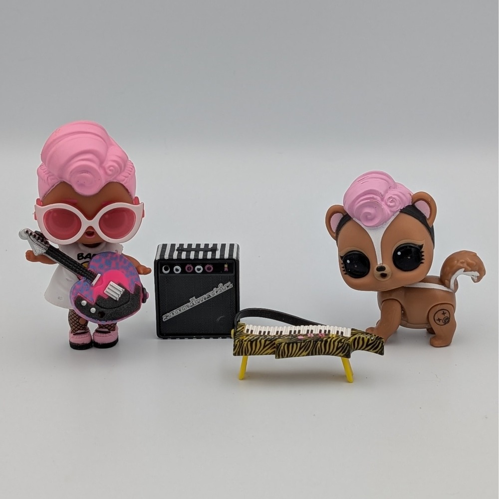 LOL Surprise Grunge Grrrl Doll Grunge Skunnnk Pet Music Festival Furniture Set